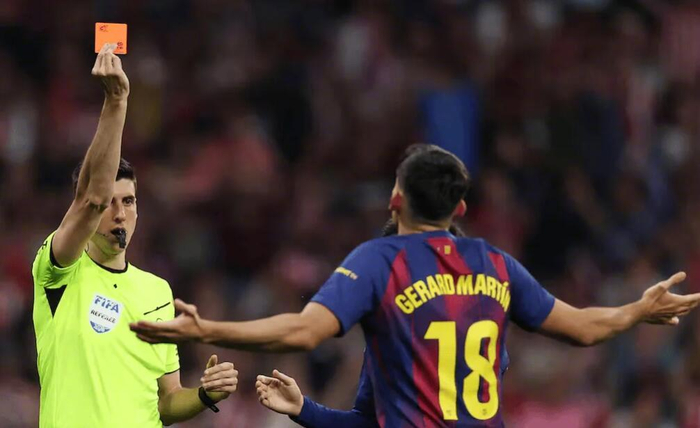 PG电子登录入口-皇马TV质疑VAR判罚标准不一，对比马丁黄牌与巴尔韦德红牌|马竞|卡洛斯-巴尔韦德|杰拉德·莫雷诺|马德里竞技|皇家马德里_新浪体育_新浪新闻
